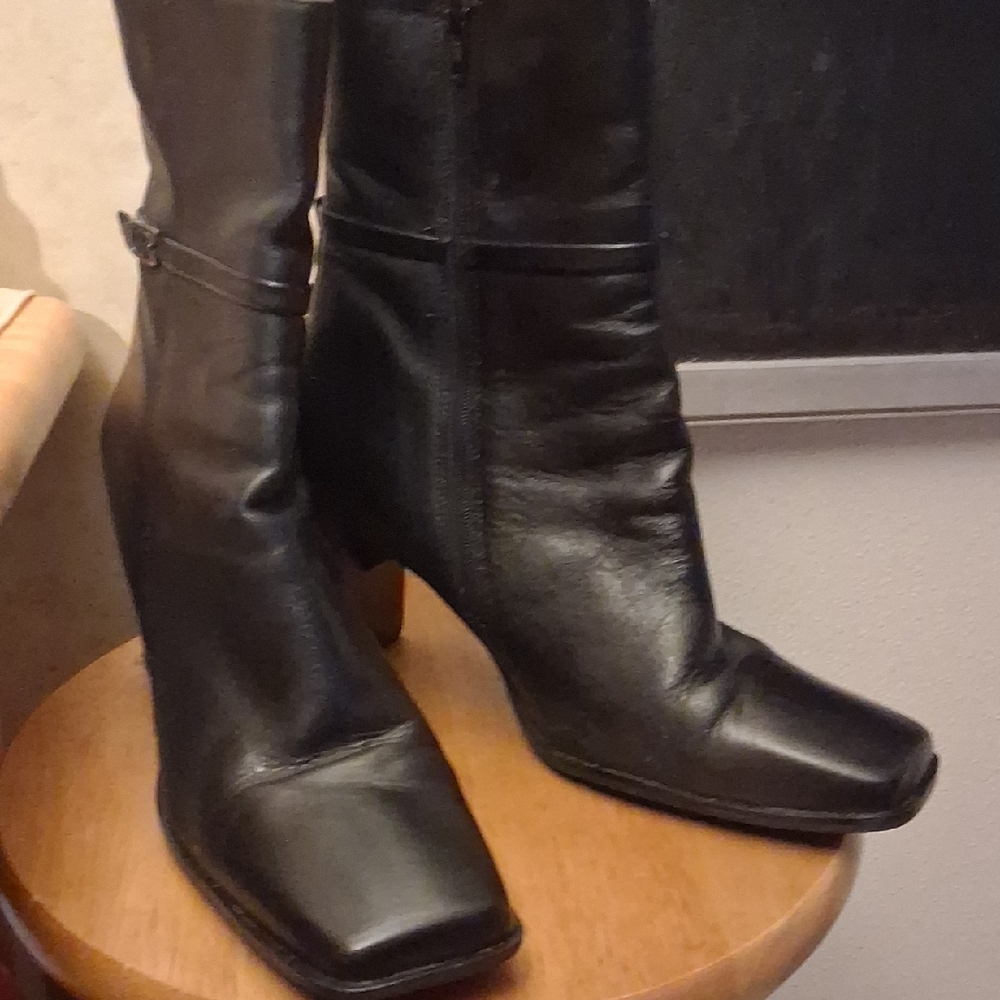 Black Heeled Boots with Chunky Heel and Side Zipper